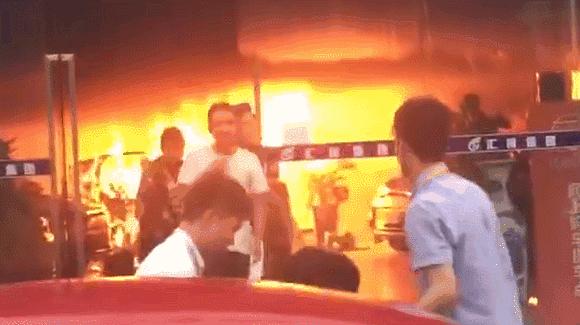 东莞一车行突发火灾，竟是人为纵火！警方通报来了…