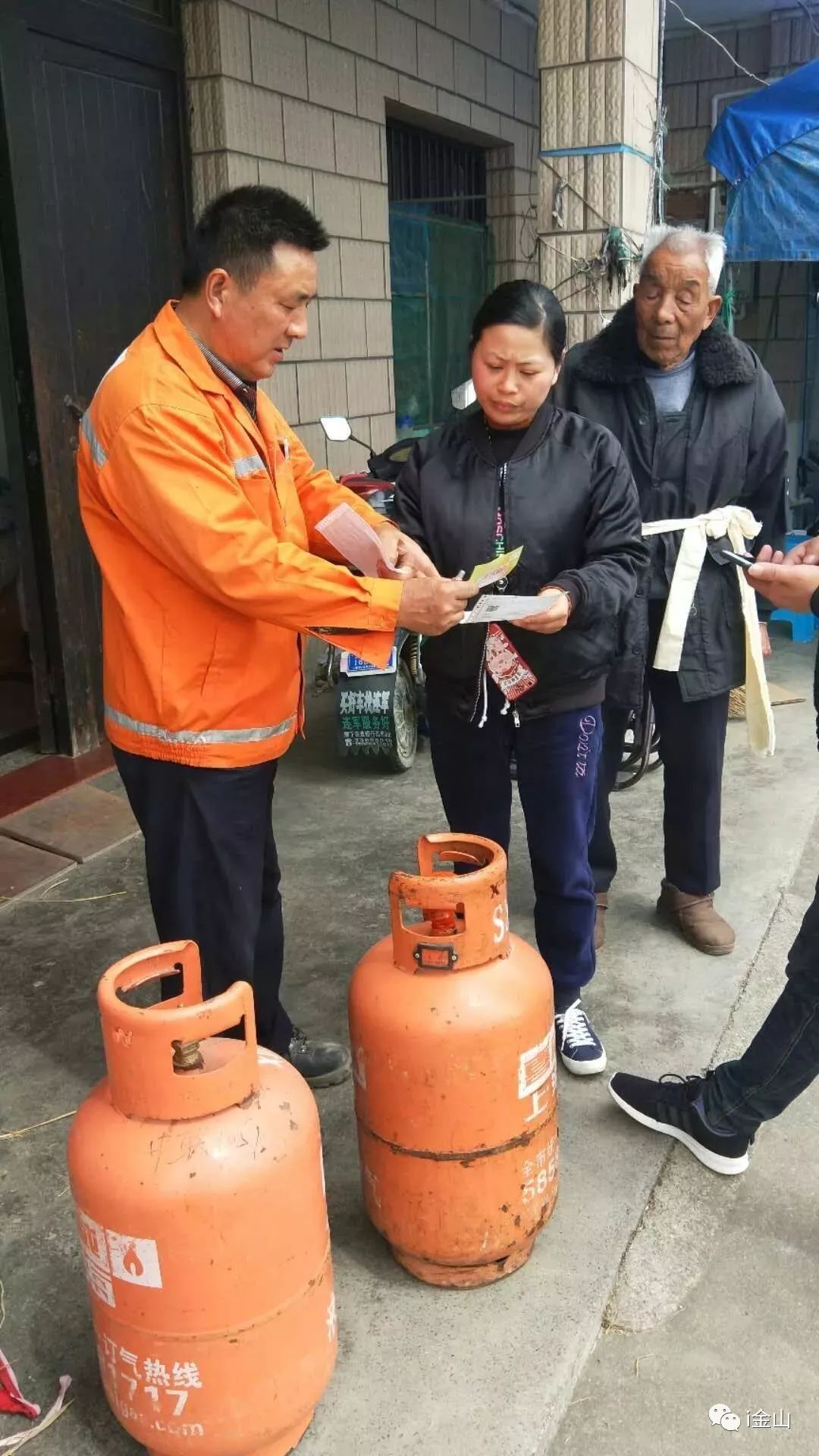 怎么叫人送液化气上门,一个电话立马上门送液化气