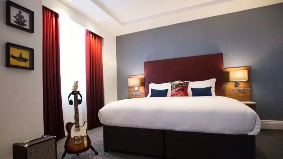 黑胶、吉他、音响齐入梦！在这些酒店与音乐*眠同**