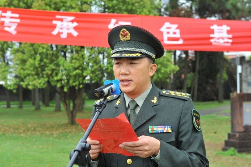 这位人武部政委“书和本子随身带”