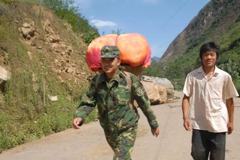 这位人武部政委“书和本子随身带”