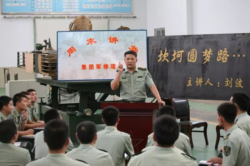 这位人武部政委“书和本子随身带”