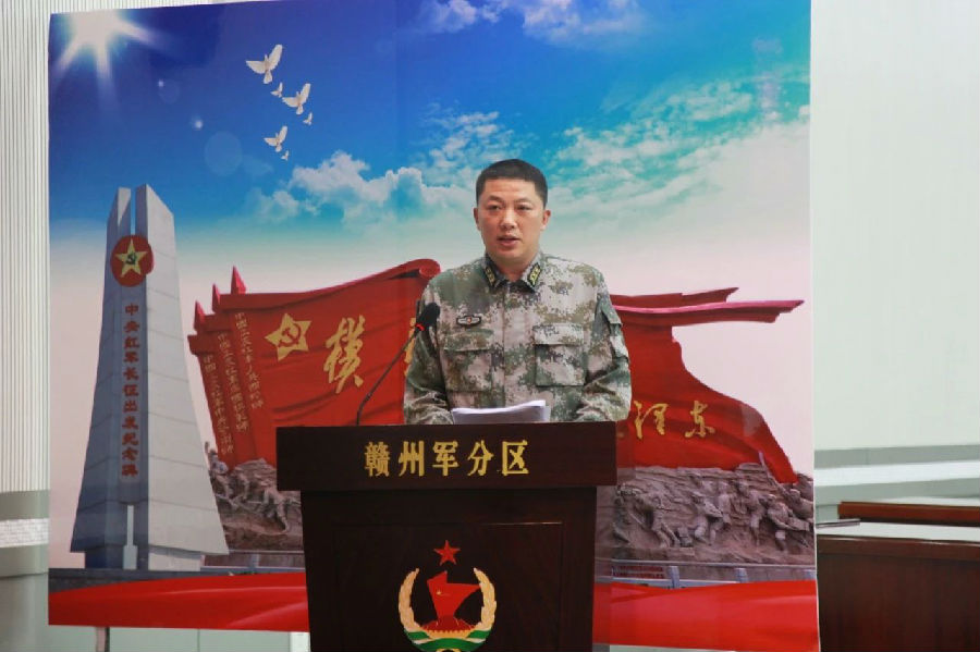 这位人武部政委“书和本子随身带”