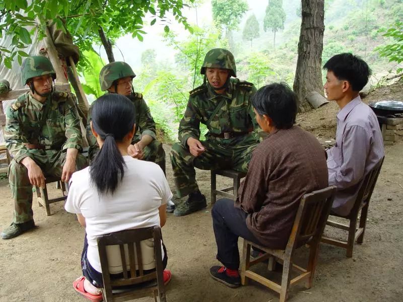 这位人武部政委“书和本子随身带”