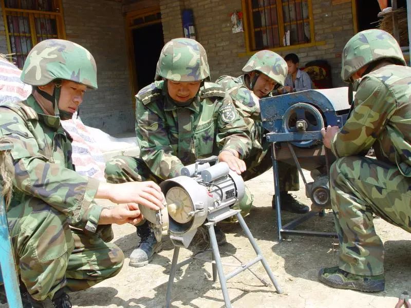 这位人武部政委“书和本子随身带”