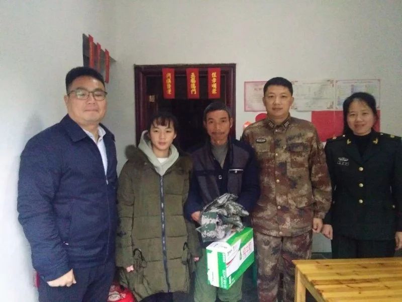 这位人武部政委“书和本子随身带”