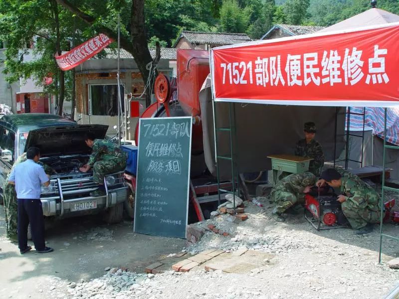 这位人武部政委“书和本子随身带”