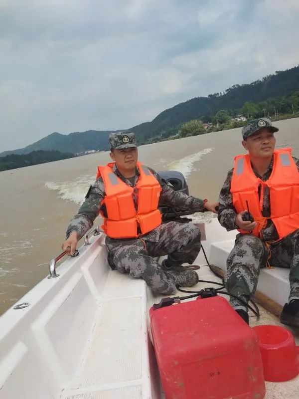 这位人武部政委“书和本子随身带”