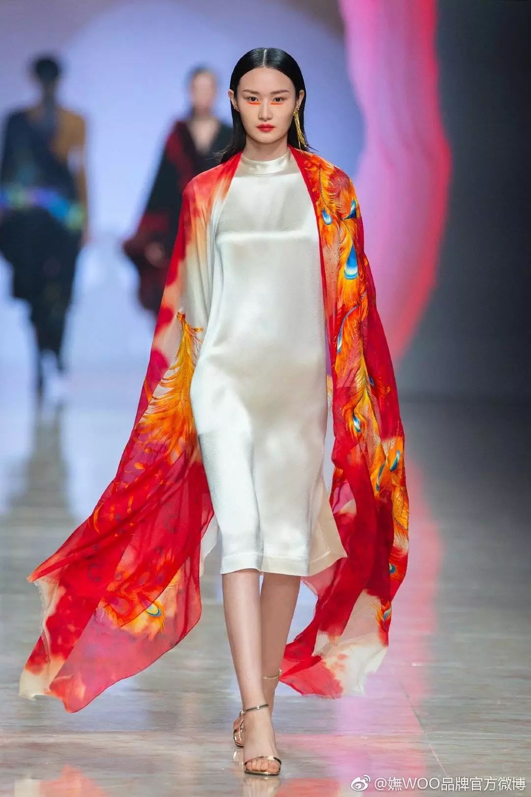 丝巾的各种造型女,一条丝巾美出万千风情