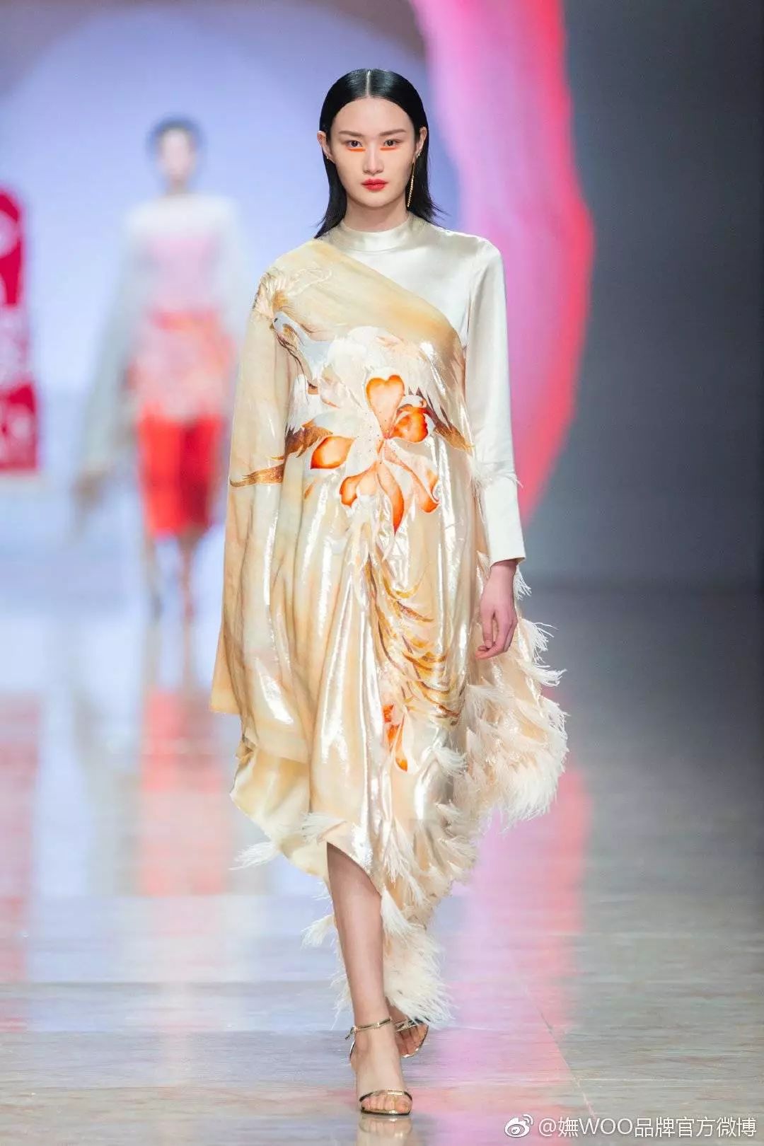 丝巾的各种造型女,一条丝巾美出万千风情