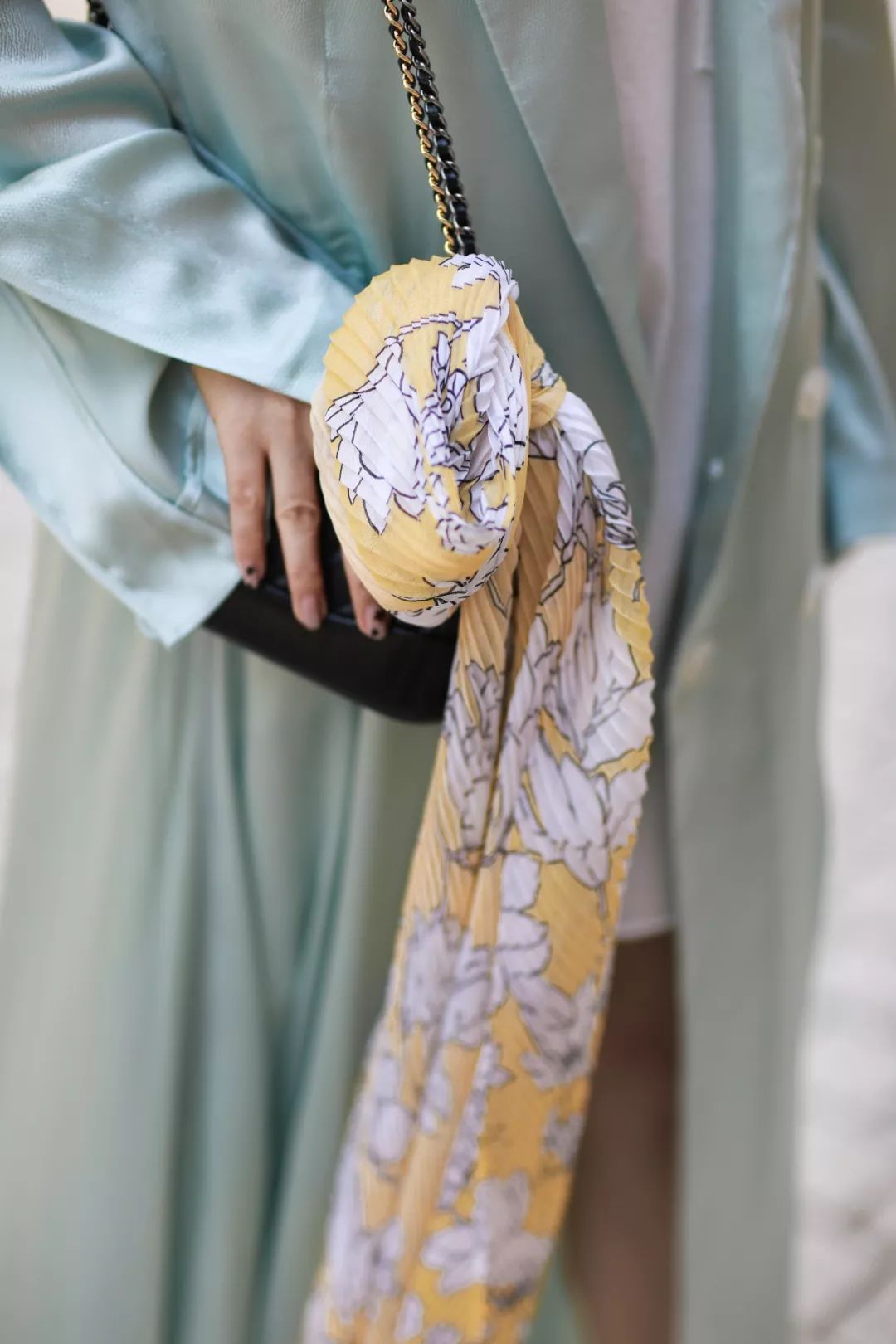 丝巾的各种造型女,一条丝巾美出万千风情