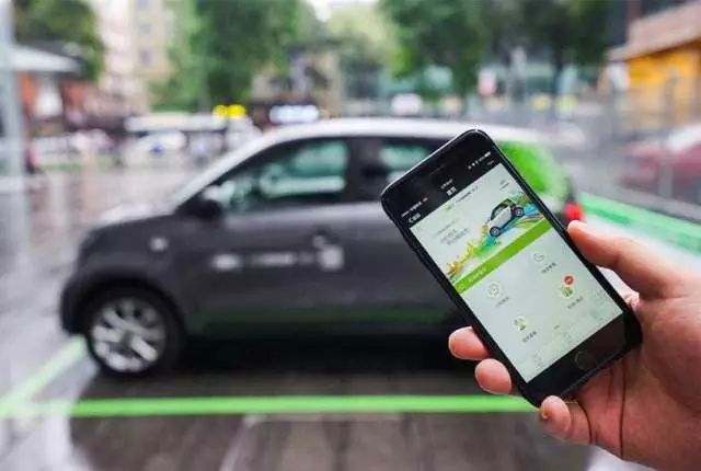 00后小伙开共享汽车,共享租车被扣分不处理