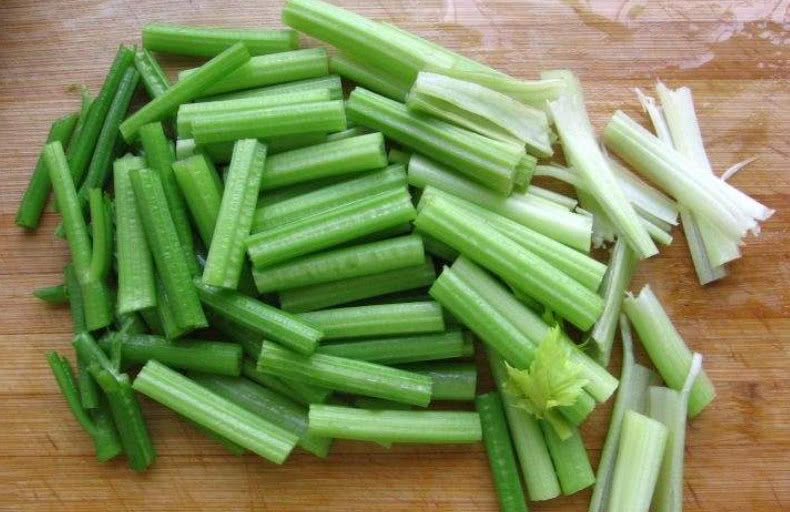 牙齿黄用漂白水能洗白吗,牙齿黄臭用什么牙膏