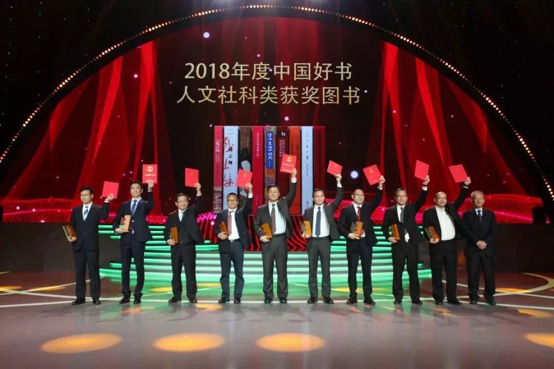 比影视剧还惊心动魄！入选2018年度“中国好书”，穿越70年，战上海！