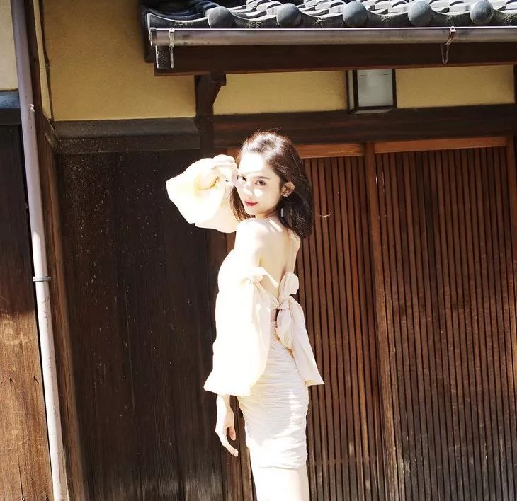 关晓彤穿绿丝绒裙大波浪,慵懒小黑裙关晓彤同款