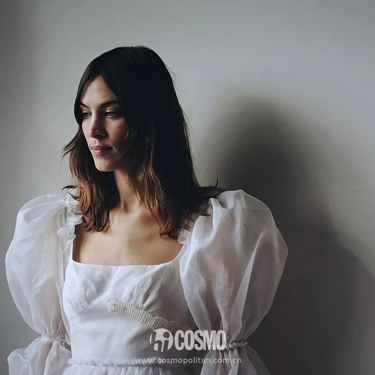 关晓彤穿绿丝绒裙大波浪,慵懒小黑裙关晓彤同款