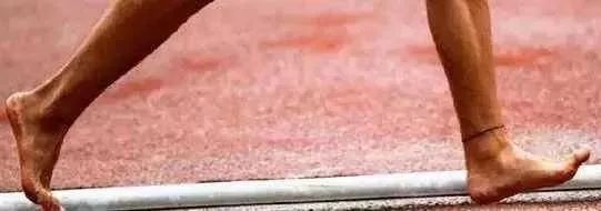 专为父母设计的健步鞋，防滑轻巧、透气时髦，我们自己穿也行！