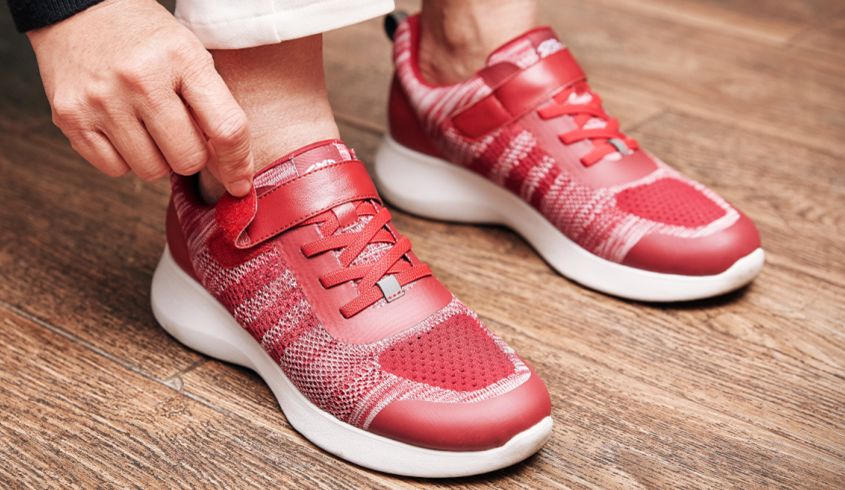 专为父母设计的健步鞋，防滑轻巧、透气时髦，我们自己穿也行！