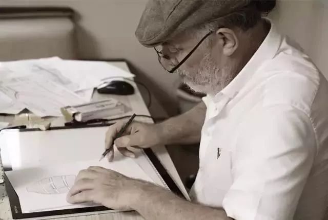 专为父母设计的健步鞋，防滑轻巧、透气时髦，我们自己穿也行！