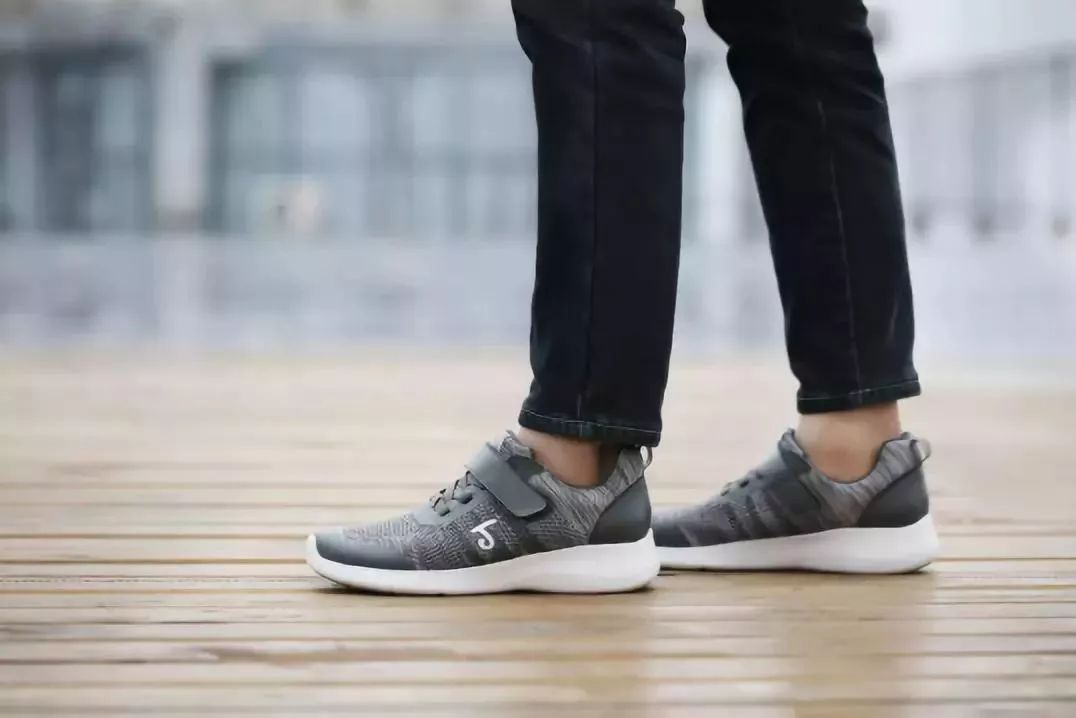 专为父母设计的健步鞋，防滑轻巧、透气时髦，我们自己穿也行！