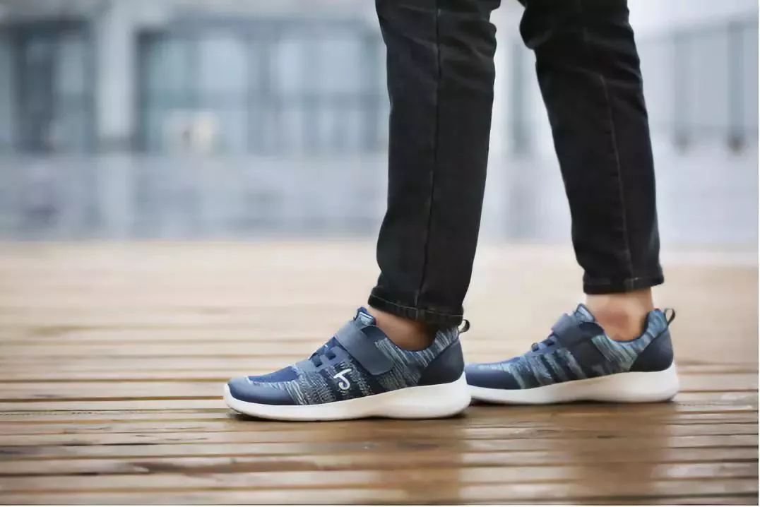 专为父母设计的健步鞋，防滑轻巧、透气时髦，我们自己穿也行！