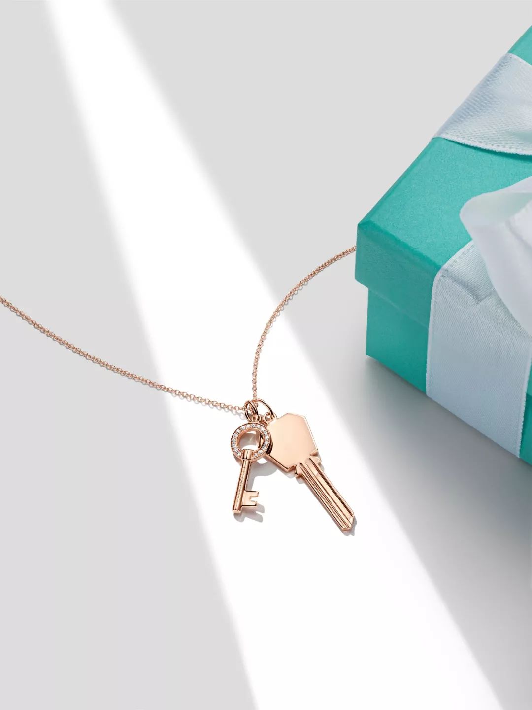 520甜蜜告白巅峰对决,刘昊然现身tiffany品牌活动