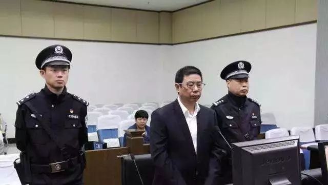 “市长,你住的都不如科长,该换房了……”