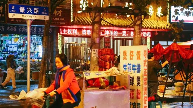 武汉:一碗热干面杀百鬼,一锅豆皮烫神仙