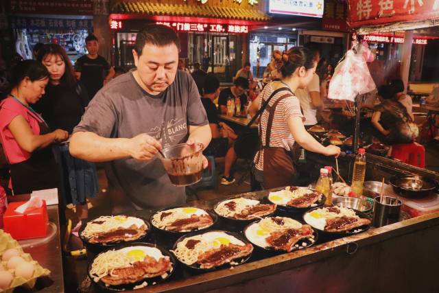 武汉:一碗热干面杀百鬼,一锅豆皮烫神仙