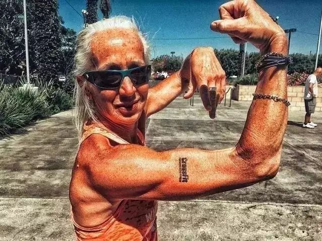 她50岁练瑜伽如今仍然美如花,45岁女人做的变年轻最基础的瑜伽