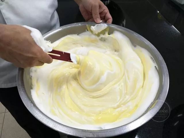 奶油奶冻蛋糕卷 (奶冻蛋糕卷如何做)