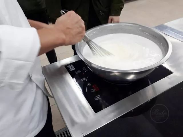 奶油奶冻蛋糕卷 (奶冻蛋糕卷如何做)