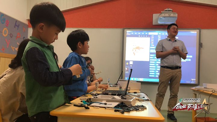 败也电脑，成也电脑，他研发130种模块积木，以编程启蒙实现教师梦