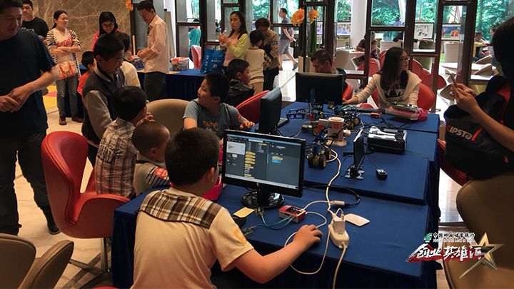 败也电脑，成也电脑，他研发130种模块积木，以编程启蒙实现教师梦