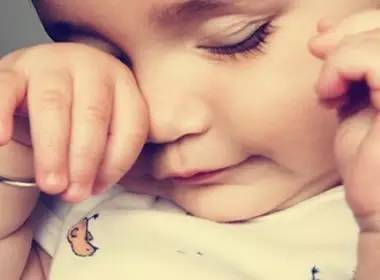 两岁宝宝睫毛往里长怎么办,两岁宝宝睫毛发黄分叉可以剪掉吗