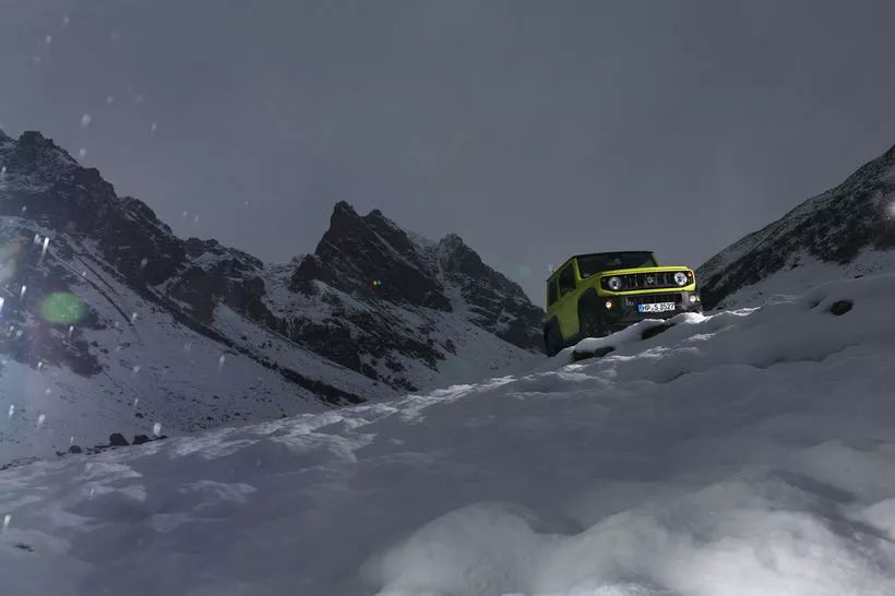 铃木吉姆尼试驾视频,硬朗的造型全新铃木吉姆尼实车