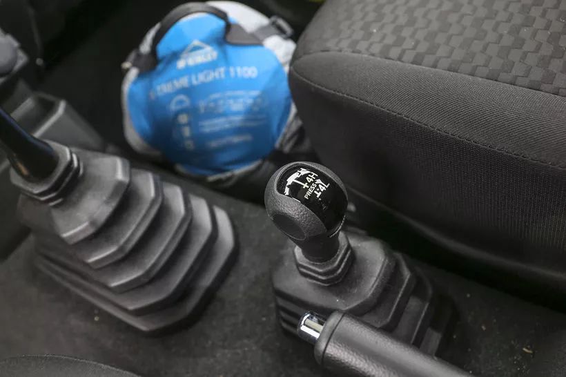 铃木吉姆尼试驾视频,硬朗的造型全新铃木吉姆尼实车