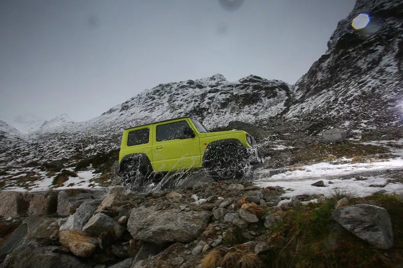 铃木吉姆尼试驾视频,硬朗的造型全新铃木吉姆尼实车