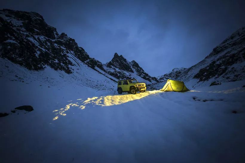 铃木吉姆尼试驾视频,硬朗的造型全新铃木吉姆尼实车