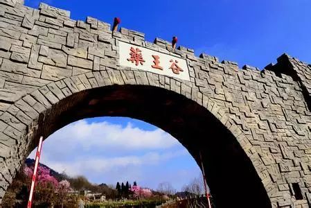 这里好好耍~周末到药王谷玩大人的摇摇船、玻璃水滑道、高空情侣桥、爱的丛林飞越……