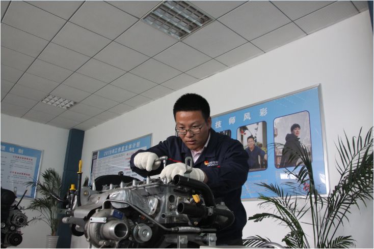 人物|窦店这位为车“治病”的青年能手得到了区里的表彰