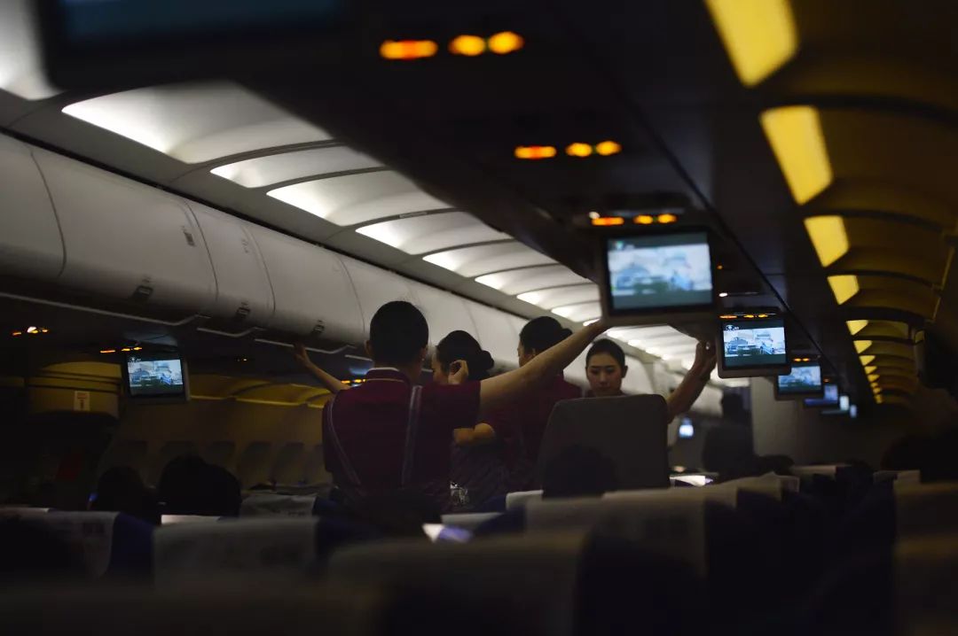 中国空姐为什么都要年轻漂亮,中国空姐为什么好看