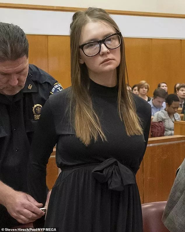 骗哭纽约上流圈，上被告席穿得像走秀，这位要被拍成美剧的假名媛终于被判刑了