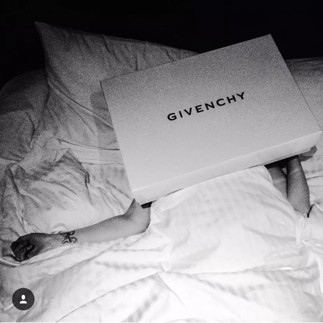 骗哭纽约上流圈，上被告席穿得像走秀，这位要被拍成美剧的假名媛终于被判刑了