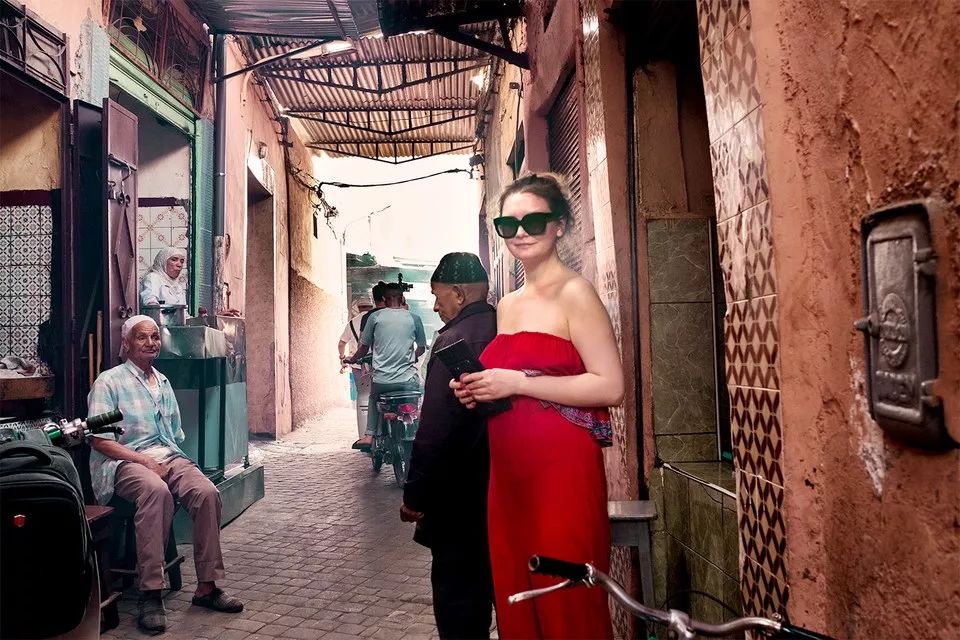 骗哭纽约上流圈，上被告席穿得像走秀，这位要被拍成美剧的假名媛终于被判刑了