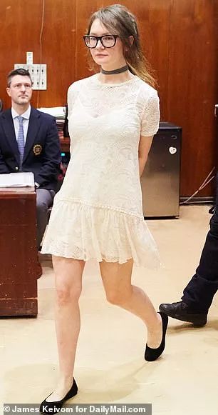 骗哭纽约上流圈，上被告席穿得像走秀，这位要被拍成美剧的假名媛终于被判刑了