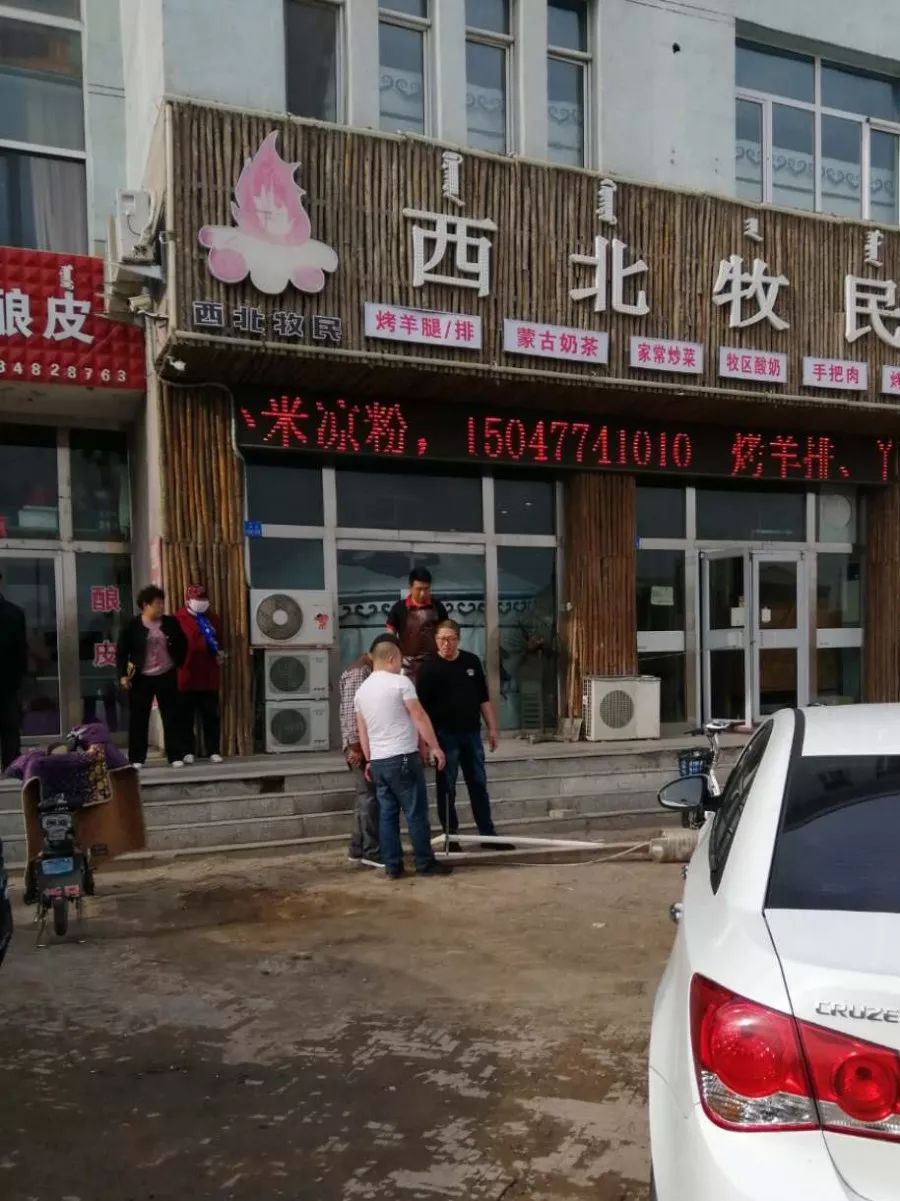 大规模烧烤摊占道经营,烧烤店铺占道经营