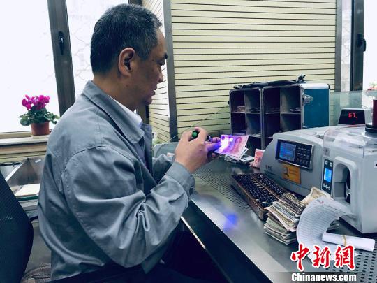 银行机器验钞,人工智能银行货币验钞机