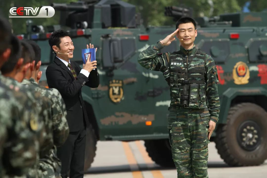 *击狙**“王中王”是怎样练成的？今晚十点半档，听*警武**猎鹰突击队特战三大队大队长王占军“开讲”！