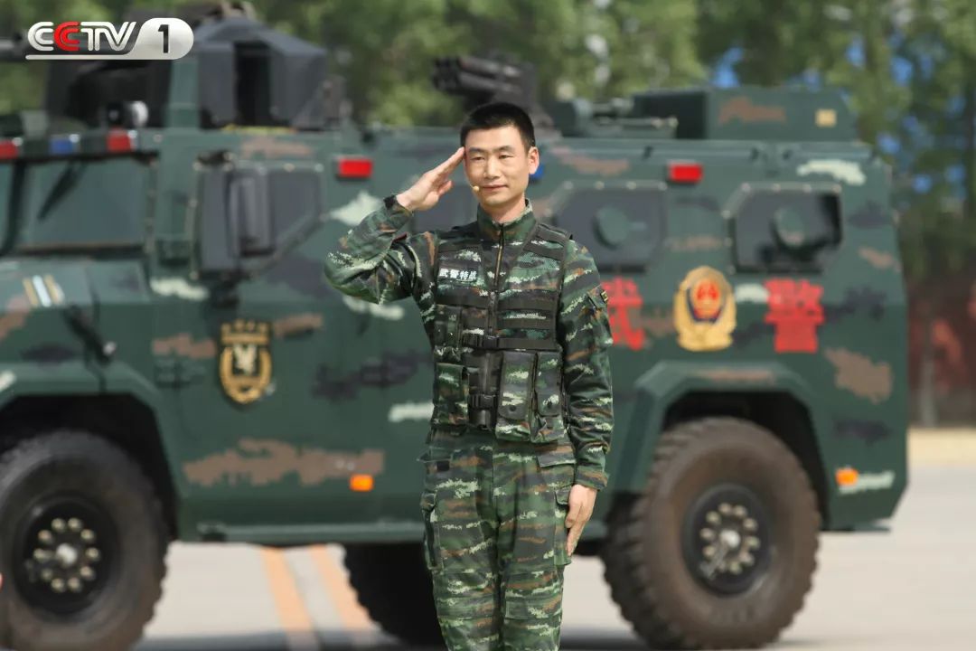 *击狙**“王中王”是怎样练成的？今晚十点半档，听*警武**猎鹰突击队特战三大队大队长王占军“开讲”！